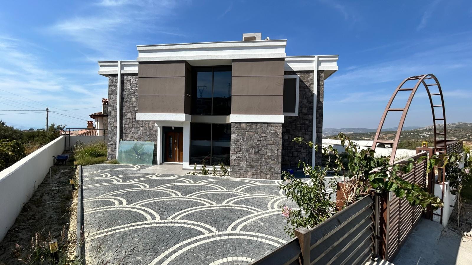 Kusadasi Luxury 4+1 Villa, 600 m2 Plot for Sale